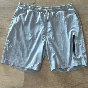 Men’s vuori Sunday performance short sz XL